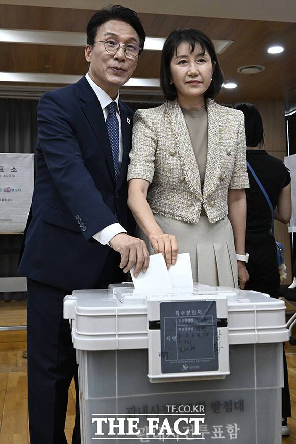 김민석 국무총리(왼쪽)가 제9회 전국동시지방선거 사전투표 첫날인 29일 오후 부인 이태린 여사와 함께 서울 영등포구 여의동 행정복지센터에 마련된 사전투표소를 찾아 투표를 하고 있다. /송호영 기자