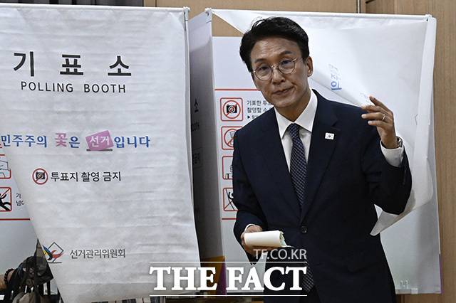 김민석 국무총리가 기표소를 나오고 있다.