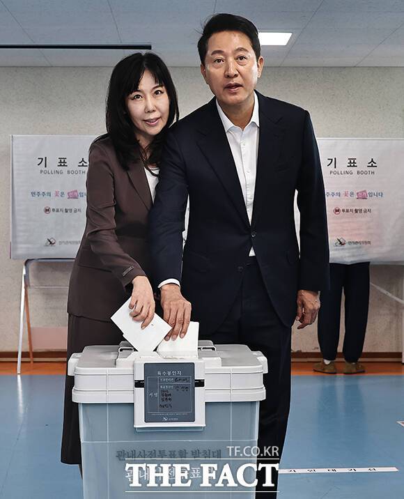 오세훈 국민의힘 서울시장 후보와 송현옥 여사가 29일 오전 서울 용산구 한남동주민센터에 마련된 제9회 전국동시지방선거 투표소에서 사전투표를 하고 있다. /배정한 기자