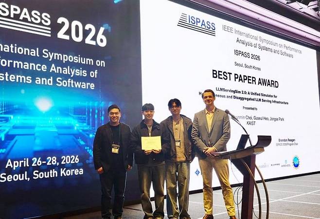 (왼쪽부터) 박종세 KAIST 교수, 조재홍 KAIST 석사과정, 최현민 KAIST 석사과정, 브랜던 리건 ISPASS 2026 프로그램 위원장(뉴욕대 교수). KAIST