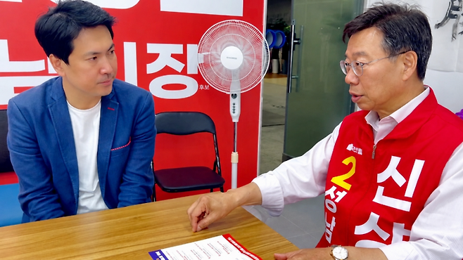 신상진 후보가 29일 선거사무소에서 분당재건축연합회 최우식 회장을 만나 분당 재건축 추진 방향과 정책을 공유하고 최근 논란이 되고 있는 공공기여 문제에 대한 입장을 밝히고 있다. 신상진 후보 제공