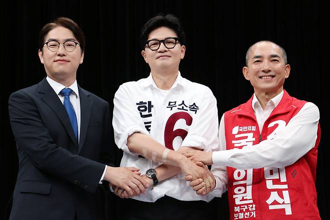 부산 북구갑 국회의원 보궐선거 후보자 토론회가 열린 28일 부산 동구 부산MBC에서 하정우(왼쪽부터) 더불어민주당 후보, 한동훈 무소속 후보, 박민식 국민의힘 후보가 본격적인 토론에 앞서 손을 맞잡고 포즈를 취하고 있다. /뉴시스