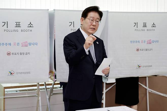 이재명 대통령이 제9회 전국동시지방선거 사전투표 첫날인 29일 서울 종로구 삼청동 주민센터에서 사전 투표 중 기표 도장 관련 문의를 하고 있다./뉴스1