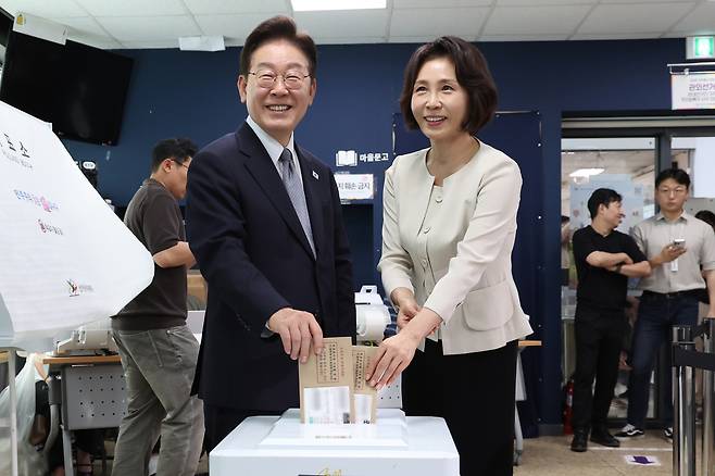 29일 6·3 지방선거 사전투표 첫날 서울 종로구 삼청동 주민센터에 마련된 사전투표소에서 이재명 대통령(왼쪽)과 김혜경 여사가 투표하고 있다. 연합뉴스