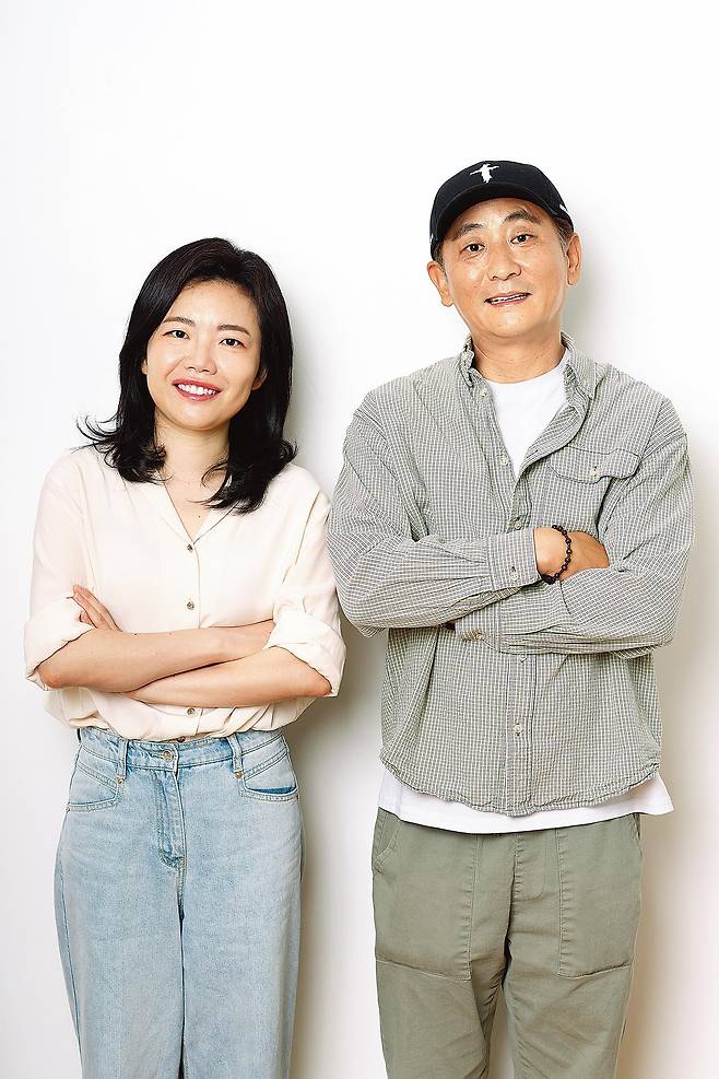 ‘이춘재 연쇄살인 사건’을 모티브로 한 드라마 ‘허수아비’의 박준우 감독(오른쪽)과 이지현 작가. 두 사람은 “드라마가 ‘사이다물’이 아닌 현실을 최대한 반영한 작품이 되도록 노력했다”고 했다. 스튜디오 안자일렌 제공