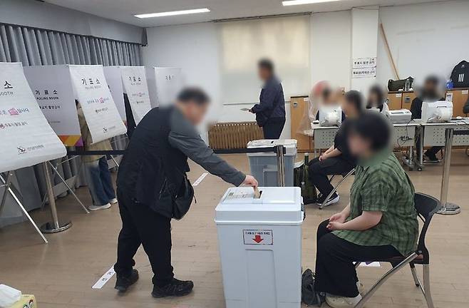 제9회 전국동시지방선거 사전투표 첫날인 29일 오전 서울 마포구 염리동 주민센터에 마련된 사전투표소에서 한 유권자가 투표지를 투표함에 넣고 있다. 사진=최승한 기자