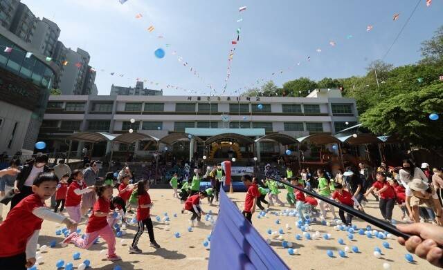 초등학교 운동회 사과문이 발표되는 작금의 상황은 학교는 떠들고 노는 곳이 아니라 조용히 공부하는 곳이라는 인식이 집단의 기저에 깔려 있는 데서 비롯된다. 사진은 학교 운동회 풍경. 신소영 기자 viator@hani.co.kr