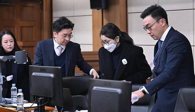 도이치모터스 주가조작 등 혐의로 구속기소된 김건희 여사가 2025년 12월 3일 서울 서초구 서울중앙지법에서 열린 자본시장법 위반 혐의 결심 공판에 출석하고 있다. 사진공동취재단