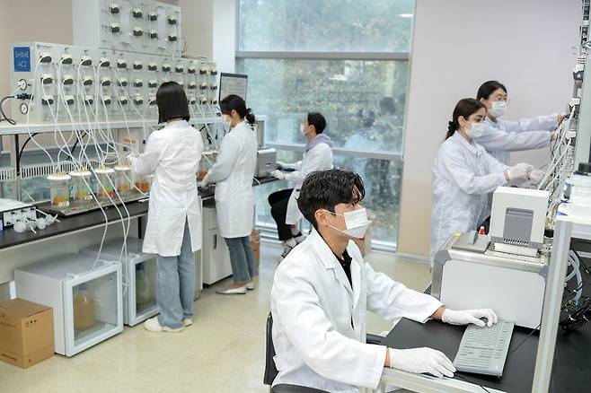 순천향대 재학생이 의생명융합학부 연구실에서 AI 기반 바이오의약 연구 실험 샘플을 분석하고 있다. 순천향대 제공