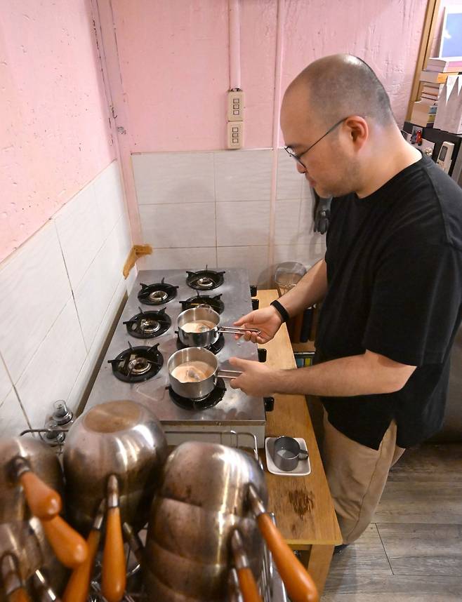 최씨가 밀크티를 끓이고 있는 모습. 권현구 기자