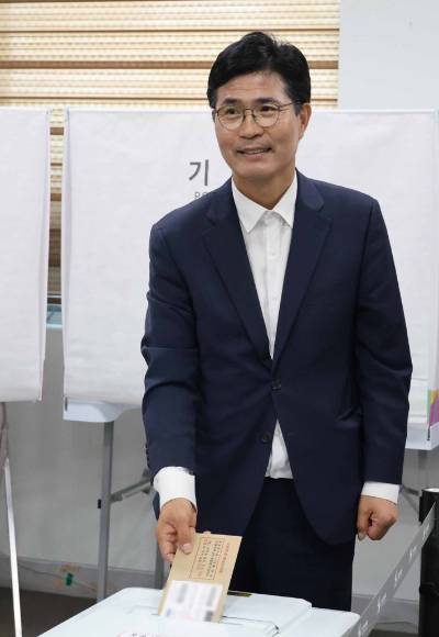 이원택 더불어민주당 이원택 전북특별자치도지사 29일 전주시 덕진구 우아1동주민센터에 마련된 사전투표소에서 투표하고 있다. 연합뉴스