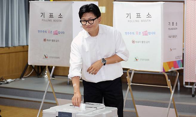 무소속 한동훈 부산 북갑 국회의원 보궐선거 후보가 29일 오전 부산 북구 만덕2동 행정복지센터에 마련된 사전투표소에서 투표하고 있다. 연합뉴스