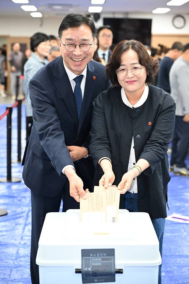 사전투표 하며 활짝 웃는 위성곤 후보 - 위성곤 더불어민주당 제주특별자치도지사 후보가 29일 사전투표를 마치고 “위대한 제주의 시작, 민생 회복의 첫 걸음에 모든 도민들께서 함께해달라”고 참여를 호소했다. 위성곤 후보 캠프 제공