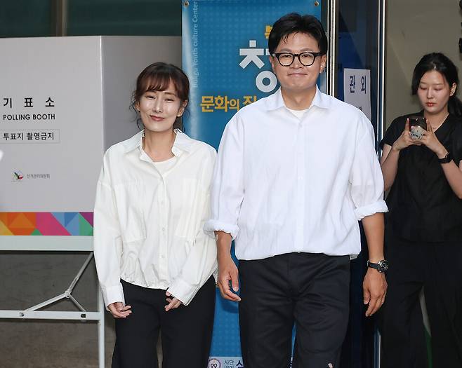 무소속 한동훈 부산 북갑 국회의원 보궐선거 후보가 5월29일 부산 북구 만덕2동 행정복지센터에 마련된 사전투표소에서 투표를 마친 뒤 아내 진은정 변호사와 투표소를 떠나고 있다. ⓒ 연합뉴스