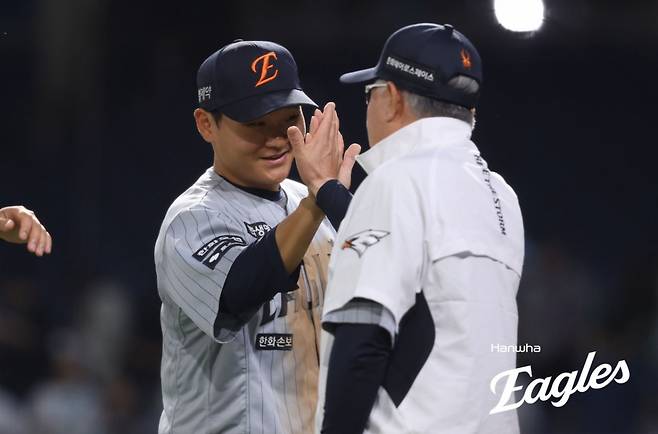 한화 이글스 김태연과 김경문 한화 감독. /사진=한화 이글스 제공