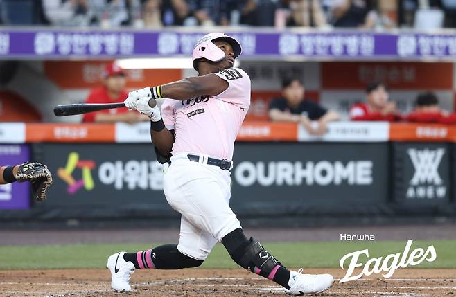 29일 오후 대전 한화생명 볼파크에서 열린 '2026 신한 SOL KBO리그' SSG 랜더스와 한화 이글스의 경기, 4회말 1사 한화 요나단 페라자가 우중간 2루타를 치고 있다. 한화 이글스