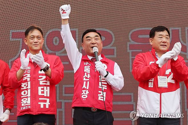 지지 호소하는 김두겸 울산시장 후보 (울산=연합뉴스) 김용태 기자 = 6·3 지방선거와 국회의원 재·보궐선거 공식 선거운동이 시작된 21일 울산 남구 태화로터리에서 열린 국민의힘 울산시당 출정식에서 김두겸 울산시장 후보가 지지를 호소하고 있다. 2026.5.21 yongtae@yna.co.kr