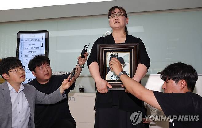 변협에서 취재진 만난 피해자 어머니 (서울=연합뉴스) 신현우 기자 = 권경애 변호사의 재판 불출석으로 소송에서 진 학교폭력 피해자 유족 이기철 씨가 19일 오후 권 변호사에 대한 징계위원회가 열리는 서울 서초구 대한변호사협회 회관에서 취재진과 인터뷰하고 있다. 2023.6.19 nowwego@yna.co.kr
