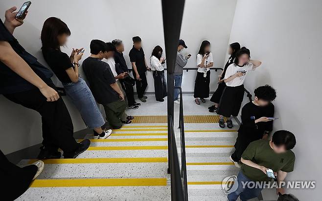 점심시간 사전투표하는 직장인들 (서울=연합뉴스) 김인철 기자 = 제9회 전국동시지방선거 사전투표 첫날인 29일 서울 중구 소공동행정복합청사에서 점심시간을 이용해 사전투표 하려는 직장인들이 줄을 서고 있다. 2026.5.29 yatoya@yna.co.kr