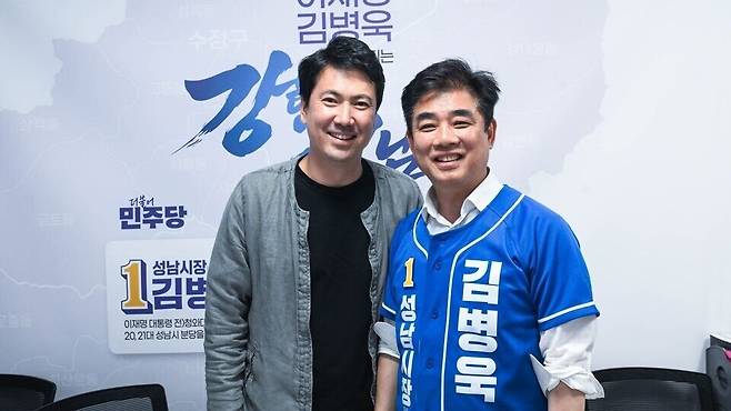 ▲ 더불어민주당 김병욱 성남시장 후보가 지난 28일 가진 분당재건축연합회 최우식(왼쪽) 회장과의 간담회 후 기념사진을 찍고 있다. /사진제공=김병욱 캠프