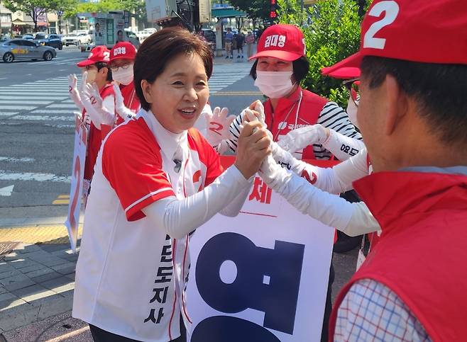 30일 안양시 범계역 유세 현장에서 국민의힘 양향자 경기지사 후보가 인사하고 있다. 구자훈 기자 hoon@kihoilbo.co.kr