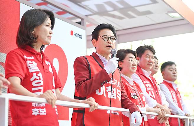 30일 오후 국민의힘 이진숙 대구 달성군 국회의원 후보 지원 유세에 나선 이철우 경북도지사 후보가 연설하고 있다. /이철우 후보 캠프 제공