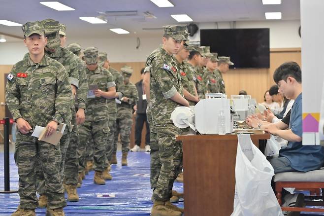 지난 29일 오전 제주도의회 의회회관에 마련된 연동투표소에서 해병 장병들이 소중한 한표를 행사하고 있다. 고봉수 기자