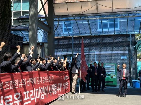 환호하는 이인기 본부장과 관계자들./사진=미디어펜 박소윤 기자