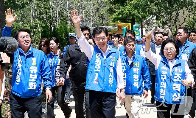 정원오 더불어민주당 서울시장 후보가 30일 서울 성동구 서울숲을 찾아 시민들에게 손을 흔들고 있다. 2026.5.30 ⓒ 뉴스1 이호윤 기자