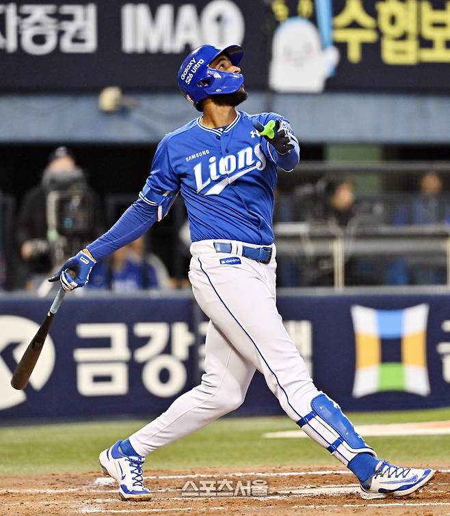 삼성 디아즈가 28일 잠실구장에서 열린 2026 KBO리그 두산과의 경기 4회초 무사 2-3루 상황에서 두산 선발 곽빈을 상대로 1타점 희생 플라이를 치고 있다. 잠실 | 박진업 기자 upandup@sportsseoul.com
