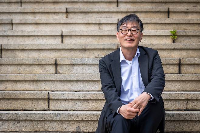 스물일곱에 소록도에 간 오동찬 국립소록도병원 의료부장은 한때 ‘소록도의 귀염둥이’로 통했다. 어르신들을 웃게 하려고 싱거운 농담을 자주 했기 때문이다. 쉰이 훌쩍 넘은 그는 “이제는 귀염둥이보다 ‘우리 아들’이라는 말이 좋다”며 “나도 어르신(한센인)들을 누님, 형님이라 부른다”고 했다. /이신영 영상미디어 기자