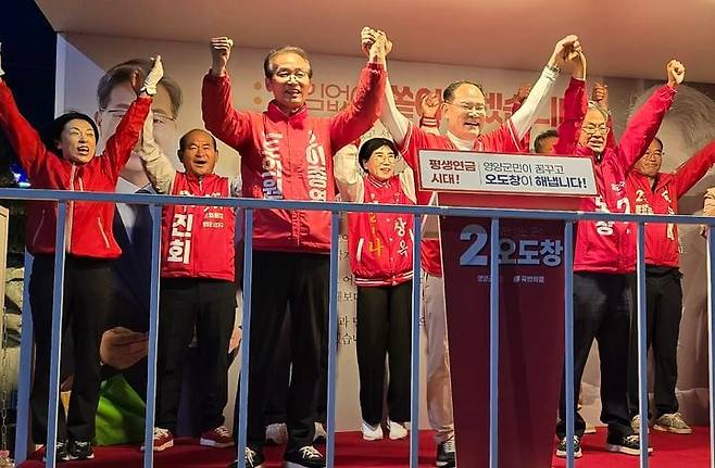 오도창(앞줄 오른쪽 2번째) 국민의힘 영양군수 후보는 '에너지 믹스'를 통해 2년 내에 전 군민에게 월 20만원을 주겠다고 공약했지만, 역시 현실성이 없다는 평가다. /뉴시스