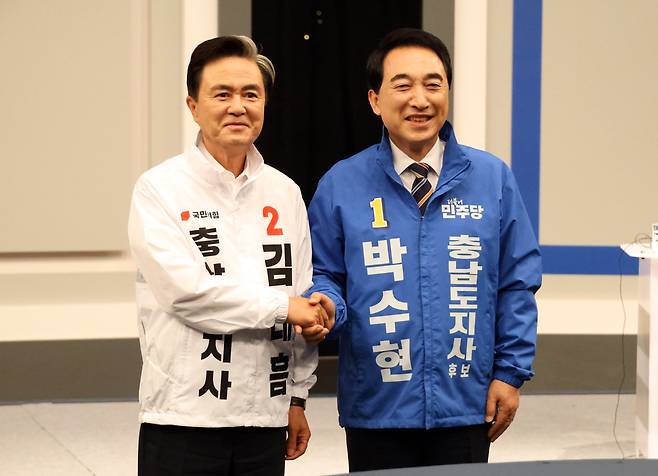27일 오전 대전방송에서 열린 충남선거방송토론위원회 주관 충남지사 후보 토론회에서 박수현 더불어민주당 후보와 김태흠 국민의힘 후보가 기념사진을 촬영하고 있다./연합뉴스