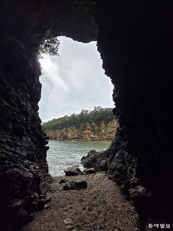 충남 보령 삽시도는 일하면서도 한적한 해변과 둘레길을 걸으며 휴식하기 좋은 섬이다. 사진은 면십지의 해식동굴 안에서 바라본 삽시도 해변.