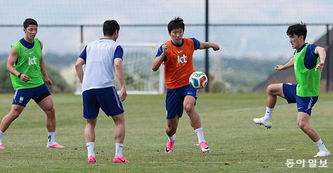 조규성(왼쪽에서 세 번째)이 29일 한국 축구 대표팀의 2026 북중미 월드컵 사전캠프지인 미국 유타주 헤리먼의 자이언스 뱅크 트레이닝 센터에서 볼 뺏기를 하며 몸을 풀고 있다. 2022 카타르 월드컵 때 헤더로만 두 골을 넣었던 조규성은 “이번 월드컵 때는 발로 골을 넣겠다”고 약속했다. 헤리먼=박형기 기자 oneshot@donga.com