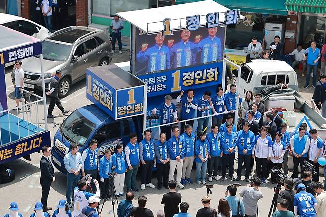 더불어민주당 정청래 총괄상임선거대책위원장이 지난 24일 전남 광양시 오곡5일장에서 민주당 민형배 전남광주통합특별시장 후보, 정인화 광양시장 후보 지원 유세를 하고 있다. 연합뉴스