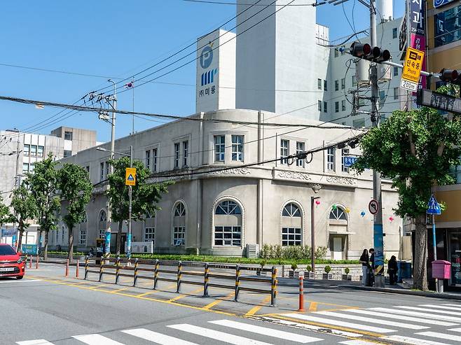 유네스코 세계유산 등재를 추진 중인 ‘한국전쟁기 피란수도 부산의 유산’ 11개 구성유산 중 하나인 부산근현대역사관 별관(옛 미국대사관 겸 미국공보원 건물). 사진 부산시