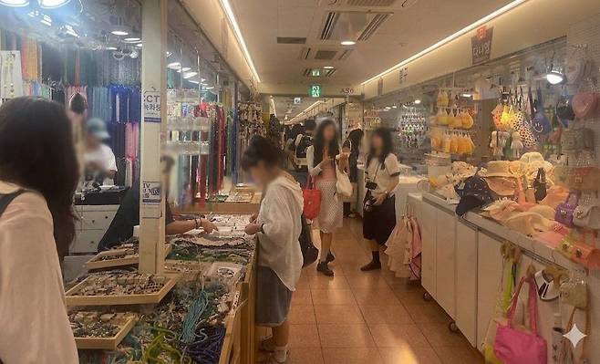 동대문 부자재 상가는 꾸미기 트렌드의 최대 수혜지다. 다이어리 꾸미기에서 파생한 꾸미기 트렌드는 볼펜 꾸미기, 가방 꾸미기, 키 캡 꾸미기, 키링 꾸미기 등으로 이어지고 있다. 유지연 기자