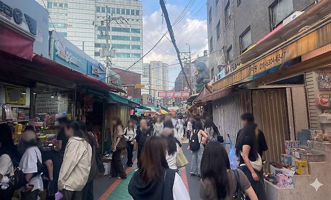 28일 오후 서울 종로구 창신동의 완구거리 풍경. 재미와 경험을 찾아 방문한 '어른이'들이 많다. 유지연 기자