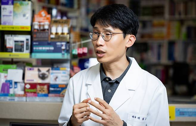 이동근 건강사회를 위한 약사회 부대표가 중앙SUNDAY와 인터뷰하고 있다. 최영재 기자