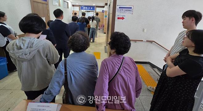 ▲ 제9회 전국동시지방선거 사전투표가 실시된 29일 춘천 소양동사전투표소에서 유권자들이 소중한 한표를 행사하기 위해 기더리고 있다. 김정호기자