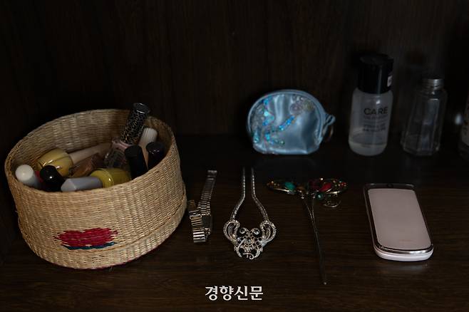 지난 4월2일 기지촌여성박물관 일곱집매의 전시실 ‘빈방있음’에 기지촌 여성이 사용하던 화장품과 소지품이 놓여져 있다. 김창길 기자