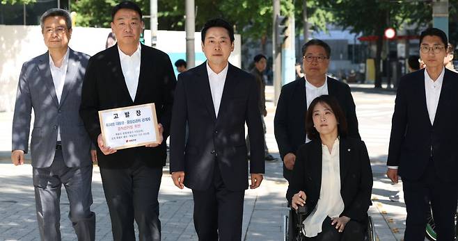장동혁 국민의힘 상임선거대책위원장과 박준태, 김장겸, 최보윤 의원 등이 30일 이재명 대통령에 대한 공직선거법 위반 등 혐의 고발장을 제출하기 위해 서울경찰청으로 향하고 있다. 연합뉴스