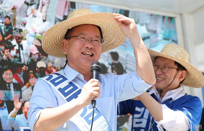 (대구=뉴스1) 공정식 기자 = 김부겸 더불어민주당 대구시장 후보가 30일 오후 대구 중구 서문시장을 찾아 환하게 미소 지으며 시민들에게 지지를 호소하고 있다. 2026.5.30/뉴스1 Copyright (C) 뉴스1. All rights reserved. 무단 전재 및 재배포, AI학습 이용 금지. /사진=(대구=뉴스1) 공정식 기자