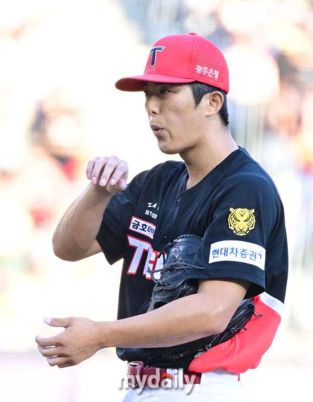 2026년 5월 29일 오후 서울 잠실구장에서 열린 '2026 신한 SOL KBO리그' KIA 타이거즈와 LG 트윈스의 경기. KIA 선발투수 이의리가 2회까지 6실점 한 뒤 당황하고 있다./잠실=유진형 기자 zolong@mydaily.co.kr