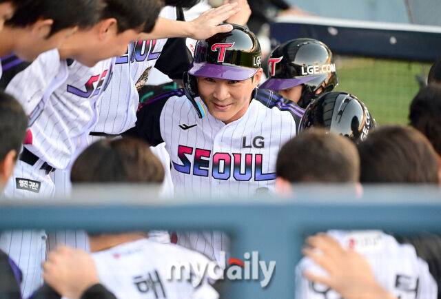 2026년 5월 29일 오후 서울 잠실구장에서 열린 '2026 신한 SOL KBO리그' KIA 타이거즈와 LG 트윈스의 경기. LG 2루 주자 오지환이 1회말 2사 1.2루서 송찬의의 3점 홈런 때 더그아웃에서 동료들과 함께 기뻐하고 있다./잠실=유진형 기자 zolong@mydaily.co.kr