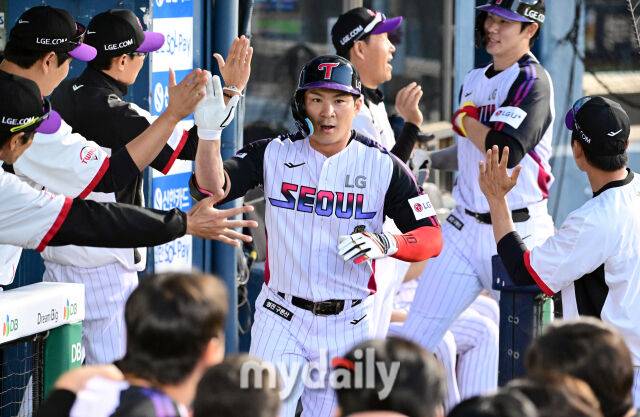 2026년 5월 29일 오후 서울 잠실구장에서 열린 '2026 신한 SOL KBO리그' KIA 타이거즈와 LG 트윈스의 경기. LG 오지환이 4회말 2사 1.3루서 3점 홈런을 친 뒤 더그아웃에게 기뻐하고 있다./잠실=유진형 기자 zolong@mydaily.co.kr