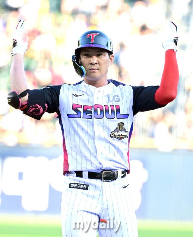 2026년 5월 29일 오후 서울 잠실구장에서 열린 '2026 신한 SOL KBO리그' KIA 타이거즈와 LG 트윈스의 경기. LG 오지환이 1회말 2사 2루서 1타점 적시타를 친 뒤 기뻐하고 있다./마이데일리