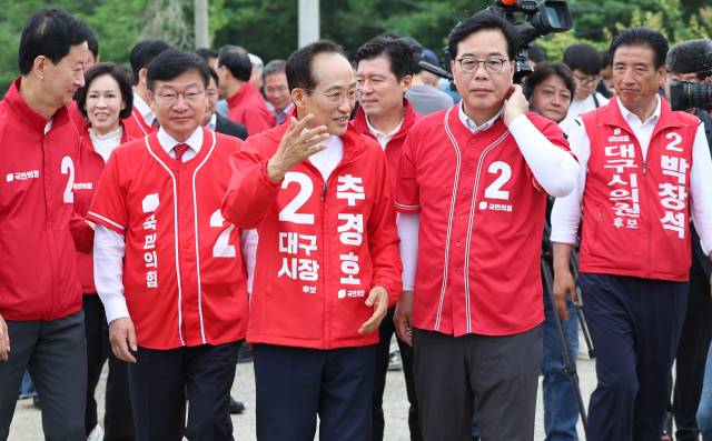 ▲국민의힘 송언석 원내대표와 추경호 대구시장 후보가 지난 28일 대구 군위군 대구경북신공항 부지를 방문하고 있다. ⓒ연합뉴스