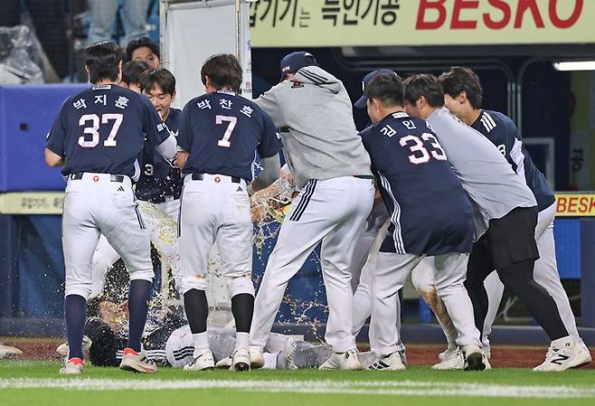 29일 삼성전 승리 후 두산 선수들이 강승호(아래)에게 음료수를 뿌리고 있다. /사진=두산 베어스